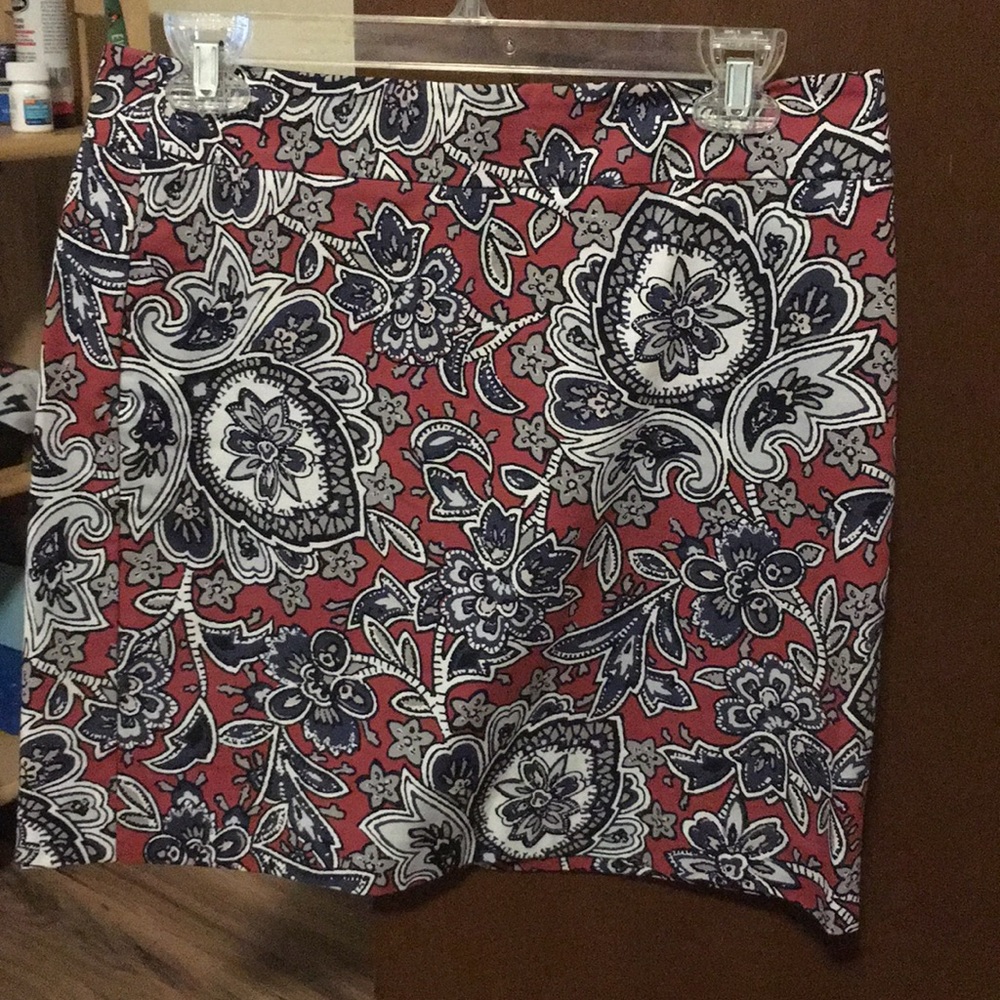Size 4petite skirt. Only worn 4 times. Ann Taylor